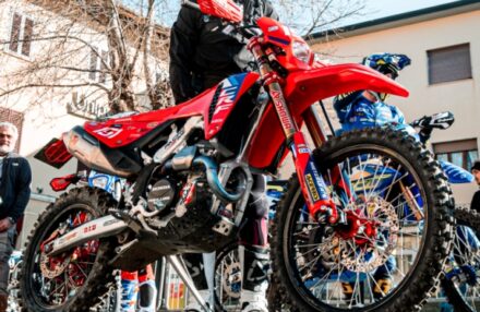 Strong performance at Assoluti d’Italia Enduro Round 2 in Pomarance: two podiums for the team. Discover the full photo gallery.