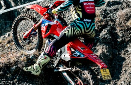 Strong performance at Assoluti d’Italia Enduro Round 2 in Pomarance: two podiums for the team. Discover the full photo gallery.
