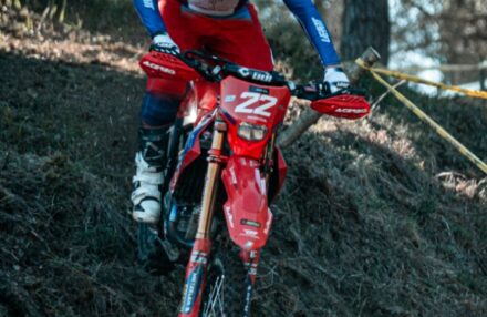 Strong performance at Assoluti d’Italia Enduro Round 2 in Pomarance: two podiums for the team. Discover the full photo gallery.