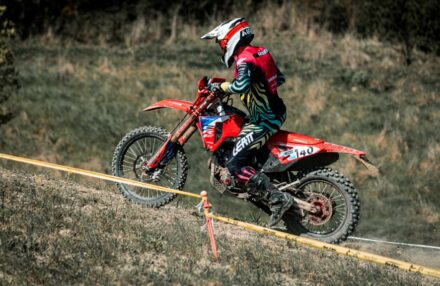 Strong performance at Assoluti d’Italia Enduro Round 2 in Pomarance: two podiums for the team. Discover the full photo gallery.