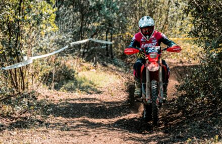 Strong performance at Assoluti d’Italia Enduro Round 2 in Pomarance: two podiums for the team. Discover the full photo gallery.