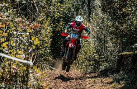Strong performance at Assoluti d’Italia Enduro Round 2 in Pomarance: two podiums for the team. Discover the full photo gallery.
