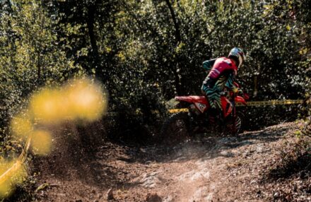 Strong performance at Assoluti d’Italia Enduro Round 2 in Pomarance: two podiums for the team. Discover the full photo gallery.
