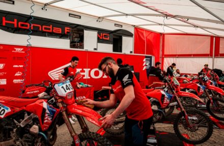 Strong performance at Assoluti d’Italia Enduro Round 2 in Pomarance: two podiums for the team. Discover the full photo gallery.