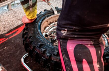 Strong performance at Assoluti d’Italia Enduro Round 2 in Pomarance: two podiums for the team. Discover the full photo gallery.