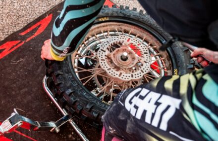 Strong performance at Assoluti d’Italia Enduro Round 2 in Pomarance: two podiums for the team. Discover the full photo gallery.