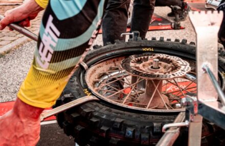 Strong performance at Assoluti d’Italia Enduro Round 2 in Pomarance: two podiums for the team. Discover the full photo gallery.