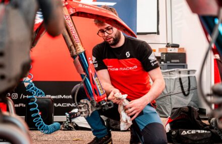 Strong performance at Assoluti d’Italia Enduro Round 2 in Pomarance: two podiums for the team. Discover the full photo gallery.