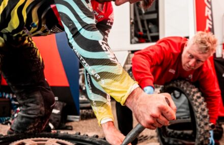 Strong performance at Assoluti d’Italia Enduro Round 2 in Pomarance: two podiums for the team. Discover the full photo gallery.