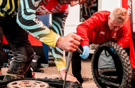 Strong performance at Assoluti d’Italia Enduro Round 2 in Pomarance: two podiums for the team. Discover the full photo gallery.