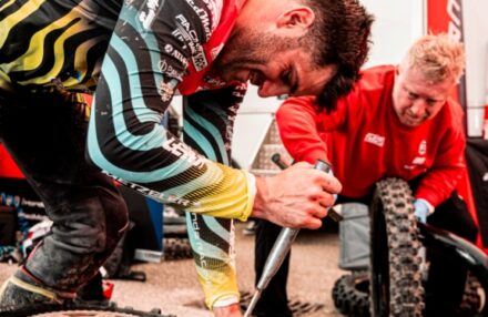 Strong performance at Assoluti d’Italia Enduro Round 2 in Pomarance: two podiums for the team. Discover the full photo gallery.