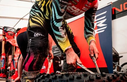 Strong performance at Assoluti d’Italia Enduro Round 2 in Pomarance: two podiums for the team. Discover the full photo gallery.