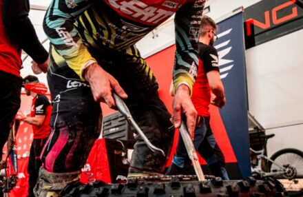 Strong performance at Assoluti d’Italia Enduro Round 2 in Pomarance: two podiums for the team. Discover the full photo gallery.