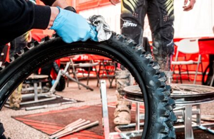 Strong performance at Assoluti d’Italia Enduro Round 2 in Pomarance: two podiums for the team. Discover the full photo gallery.