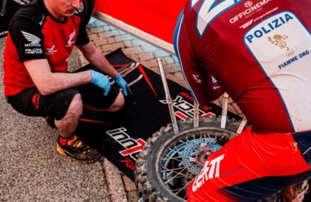 Strong performance at Assoluti d’Italia Enduro Round 2 in Pomarance: two podiums for the team. Discover the full photo gallery.