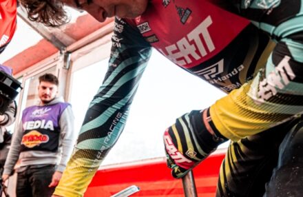 Strong performance at Assoluti d’Italia Enduro Round 2 in Pomarance: two podiums for the team. Discover the full photo gallery.