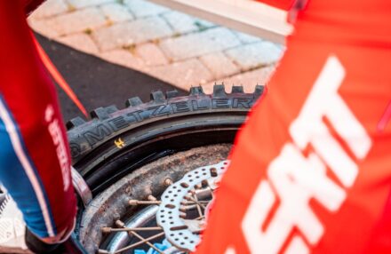 Strong performance at Assoluti d’Italia Enduro Round 2 in Pomarance: two podiums for the team. Discover the full photo gallery.