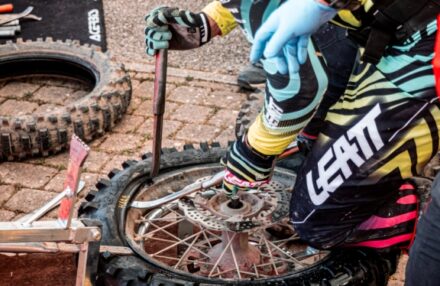 Strong performance at Assoluti d’Italia Enduro Round 2 in Pomarance: two podiums for the team. Discover the full photo gallery.