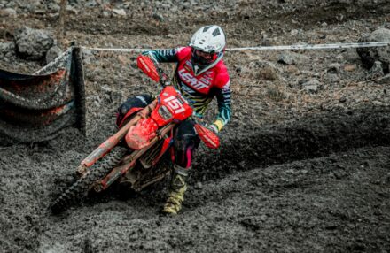 Strong performance at Assoluti d’Italia Enduro Round 2 in Pomarance: two podiums for the team. Discover the full photo gallery.