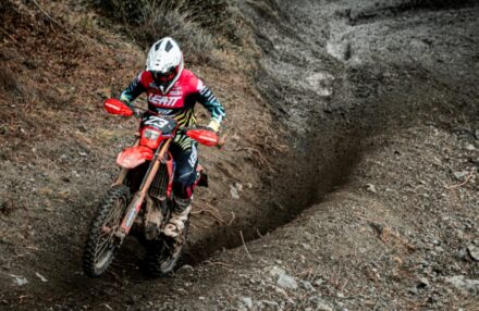 Strong performance at Assoluti d’Italia Enduro Round 2 in Pomarance: two podiums for the team. Discover the full photo gallery.