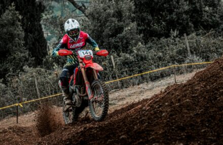 Strong performance at Assoluti d’Italia Enduro Round 2 in Pomarance: two podiums for the team. Discover the full photo gallery.