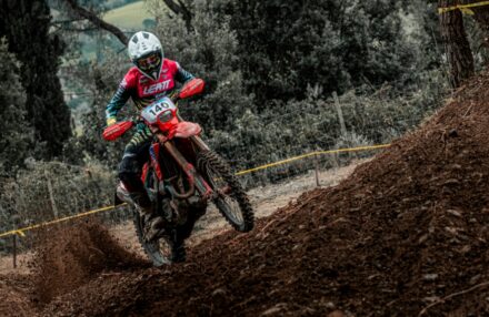 Strong performance at Assoluti d’Italia Enduro Round 2 in Pomarance: two podiums for the team. Discover the full photo gallery.