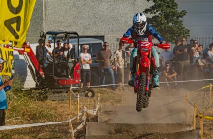 Round 4 Assoluti d'Italia in Pianello Val Tidone: Bernardini returns to racing, both he and Oldrati reach the podium. Ahlin and Corsi impress. Discover the gallery