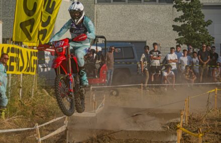 Round 4 Assoluti d'Italia in Pianello Val Tidone: Bernardini returns to racing, both he and Oldrati reach the podium. Ahlin and Corsi impress. Discover the gallery