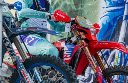 Round 4 Assoluti d'Italia in Pianello Val Tidone: Bernardini returns to racing, both he and Oldrati reach the podium. Ahlin and Corsi impress. Discover the gallery
