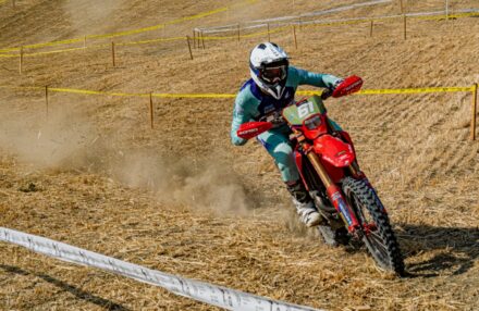 Round 4 Assoluti d'Italia in Pianello Val Tidone: Bernardini returns to racing, both he and Oldrati reach the podium. Ahlin and Corsi impress. Discover the gallery