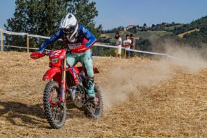 Round 4 Assoluti d'Italia in Pianello Val Tidone: Bernardini returns to racing, both he and Oldrati reach the podium. Ahlin and Corsi impress. Discover the gallery