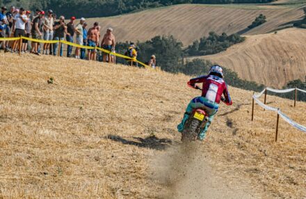 Round 4 Assoluti d'Italia in Pianello Val Tidone: Bernardini returns to racing, both he and Oldrati reach the podium. Ahlin and Corsi impress. Discover the gallery