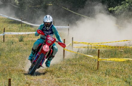 Round 4 Assoluti d'Italia in Pianello Val Tidone: Bernardini returns to racing, both he and Oldrati reach the podium. Ahlin and Corsi impress. Discover the gallery