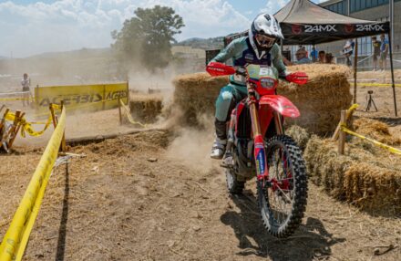 Round 4 Assoluti d'Italia in Pianello Val Tidone: Bernardini returns to racing, both he and Oldrati reach the podium. Ahlin and Corsi impress. Discover the gallery