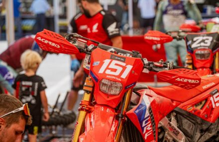 Round 4 Assoluti d'Italia in Pianello Val Tidone: Bernardini returns to racing, both he and Oldrati reach the podium. Ahlin and Corsi impress. Discover the gallery