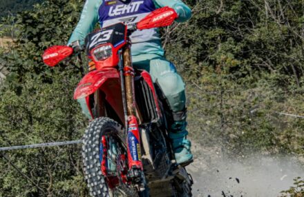 Round 4 Assoluti d'Italia in Pianello Val Tidone: Bernardini returns to racing, both he and Oldrati reach the podium. Ahlin and Corsi impress. Discover the gallery