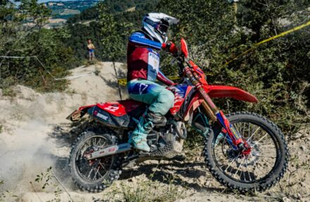 Round 4 Assoluti d'Italia in Pianello Val Tidone: Bernardini returns to racing, both he and Oldrati reach the podium. Ahlin and Corsi impress. Discover the gallery