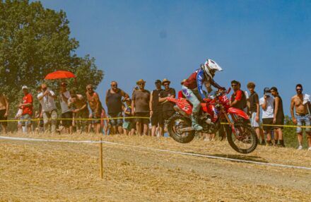 Round 4 Assoluti d'Italia in Pianello Val Tidone: Bernardini returns to racing, both he and Oldrati reach the podium. Ahlin and Corsi impress. Discover the gallery