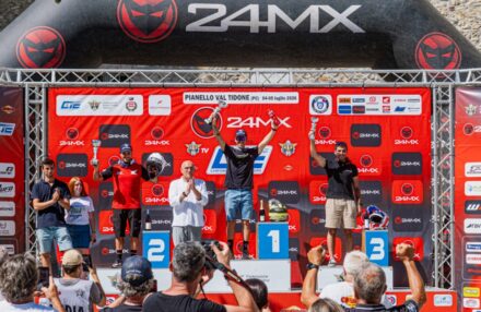 Round 4 Assoluti d'Italia in Pianello Val Tidone: Bernardini returns to racing, both he and Oldrati reach the podium. Ahlin and Corsi impress. Discover the gallery