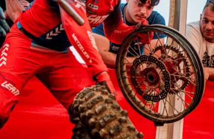 Strong performance and tough conditions at the EnduroGP opener in Custonaci, Sicily. Discover the full photo gallery.