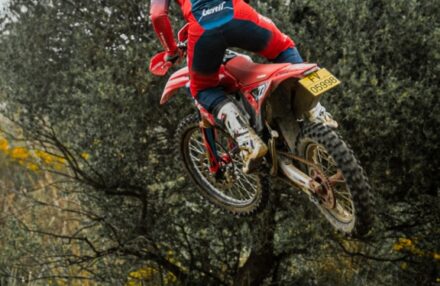 Strong performance and tough conditions at the EnduroGP opener in Custonaci, Sicily. Discover the full photo gallery.